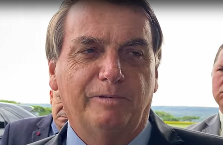 Bolsonaro critica auxílio emergencial de estados e diz que povo fica