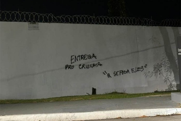 Torcida picha muro do Flamengo: 'Entrega'