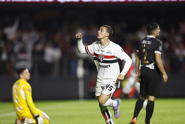 Ao estrear no profissional aos 17 anos, Lucca garante SÃ£o Paulo nas oitavas da Libertadores