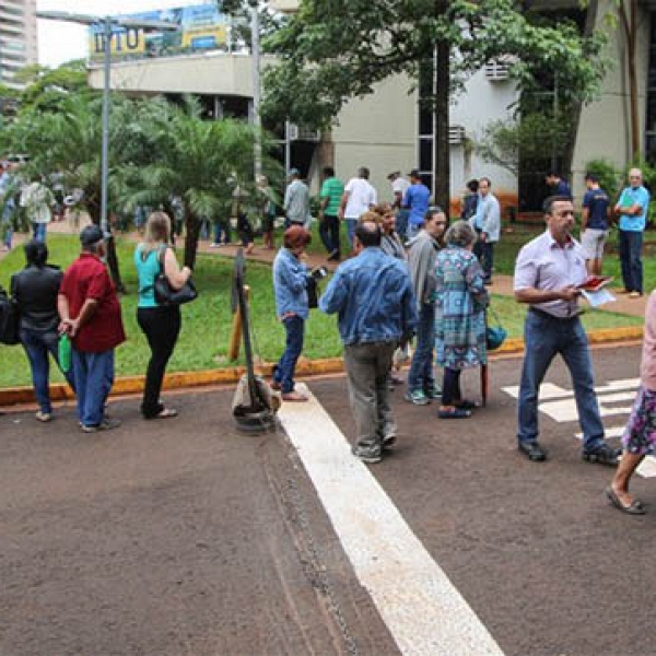 CobranÃ§a da taxa do lixo adiada gera imensa fila na Prefeitura de Campo Grande