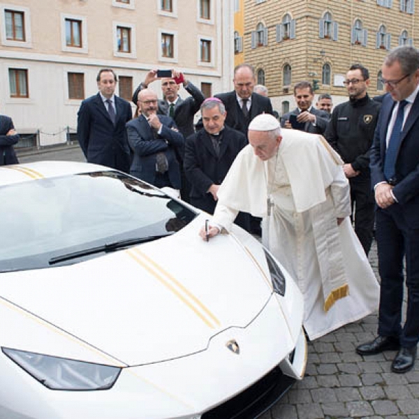 Papa ganha Lamborghini e vai leiloar o carrÃ£o para ajudar projetos sociais