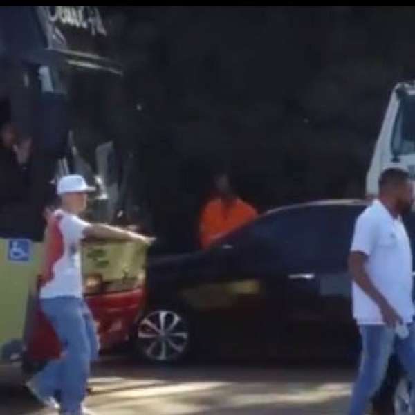 Torcedores do Cruzeiro furam bloqueio de caminhoneiros para ver jogo no Rio