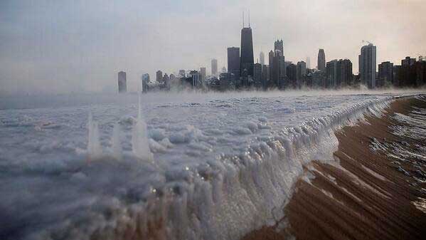 Frio glacial congela lago de Chicago