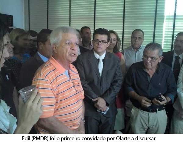 Novo prefeito ocupa gabinete com vereadores e Edil fala com &quot;status de secretÃ¡rio&quot;