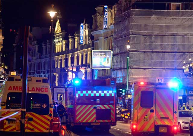 Teto de teatro cai e fere dezenas em Londres