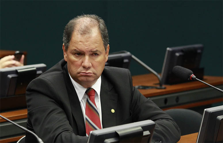 Presidente da FPA se irrita com tuÃ­te de FlÃ¡vio Bolsonaro: 'Chega, nÃ£o dÃ¡ mais!'