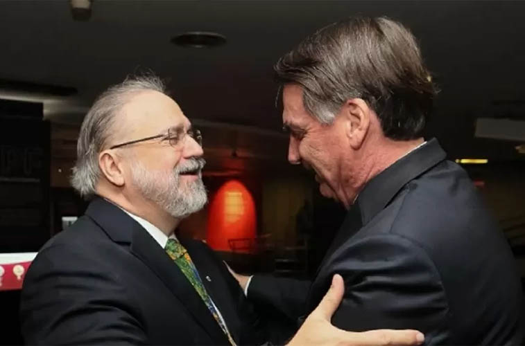 Senadores acionam Supremo acusando Aras de nÃ£o fazer nada contra Jair Bolsonaro