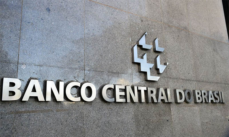 Banco Central resiste Ã  pressÃ£o e mantÃ©m a taxa bÃ¡sica de juros em 13,75% ao ano