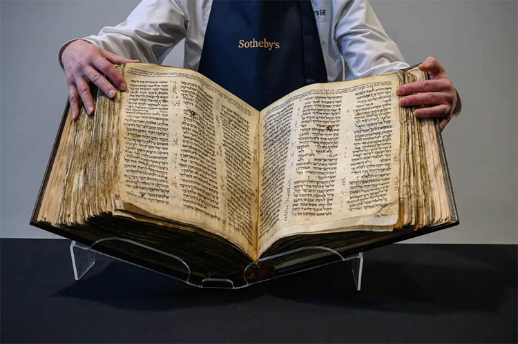 BÃ­blia hebraica mais antiga do mundo alcanÃ§a valor recorde de R$ 187,8 milhÃµes em leilÃ£o