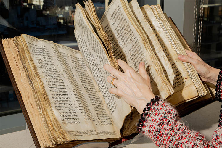 BÃ­blia em hebraico mais antiga do mundo vai a leilÃ£o nos Estados Unidos