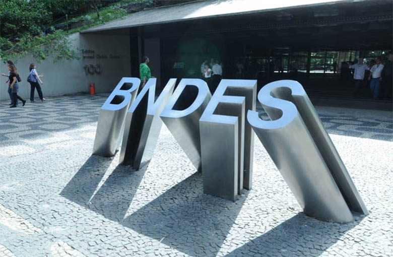 Sem Lula e Dilma, relatÃ³rio da CPI do BNDES 'foi uma meia pizza' diz deputada