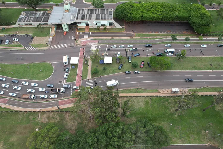 AlÃ©m de rodovias, bolsonaristas bloqueiam pistas em frente ao CMO, em Campo Grande