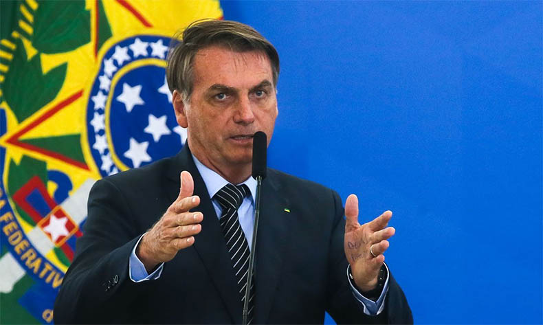 Bolsonaro rebate 'tentativas rasteiras' e lembra que WhatsApp Ã© de uso 'pessoal'