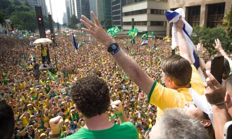 Bolsonaro reÃºne multidÃ£o, nega articulaÃ§Ã£o golpista e pede anistia a presos do 8 de janeiro
