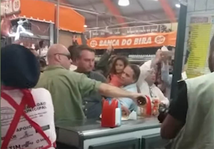 Jair Bolsonaro come pastel e toma tubaÃ­na no MercadÃ£o Municipal de Campo Grande: vÃ­deo