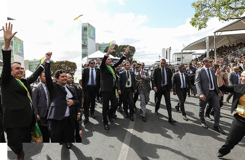 Bolsonaro quebra protocolo e caminha com Moro no desfile da IndependÃªncia