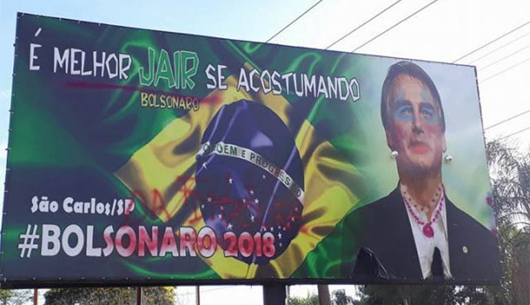 Pichadores 'presenteiam' Bolsonaro no Natal com brincos e maquiagem em SP