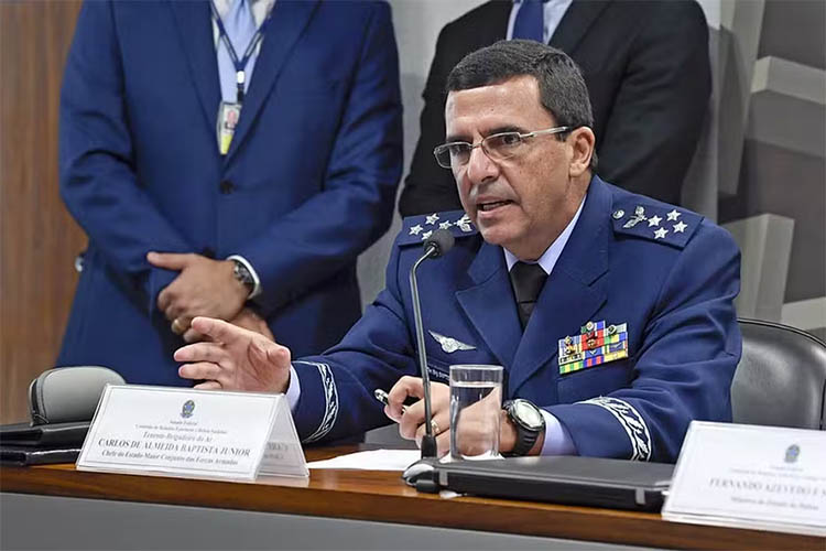 Ex-comandante do ExÃ©rcito ameaÃ§ou prender Bolsonaro, diz ex-comandante da FAB