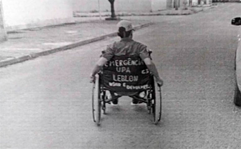Jovem Ã© preso dando 'rolÃª' em cadeira de rodas furtada em posto de saÃºde de Campo Grande