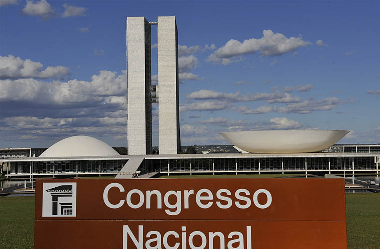 Congresso aumenta fundo eleitoral de R$ 5,7 bilhÃµes: veja como foram os votos de MS