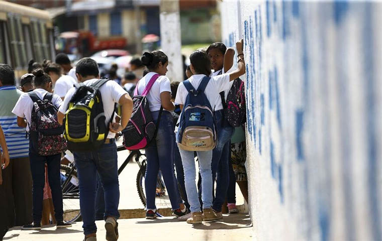 Governo federal darÃ¡ R$ 2 mil por ano para estudante carente cursar ensino mÃ©dio