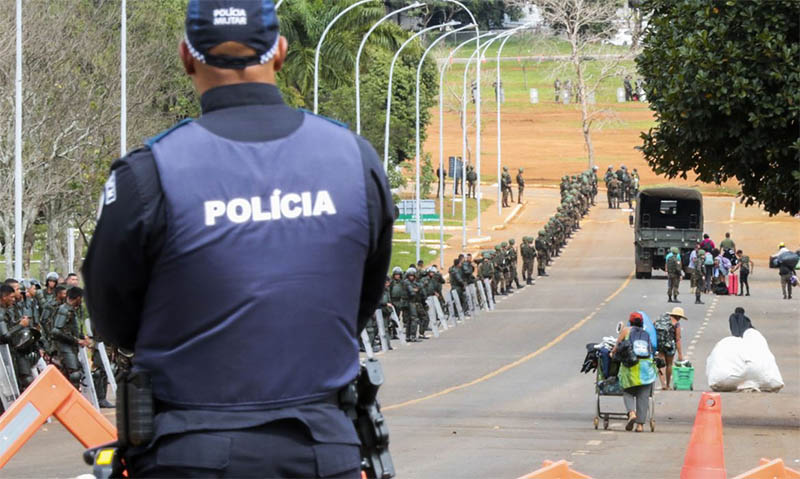 Desmonte de acampamento em frente ao QG do ExÃ©rcito em BrasÃ­lia resulta em 1,2 mil prisÃµes