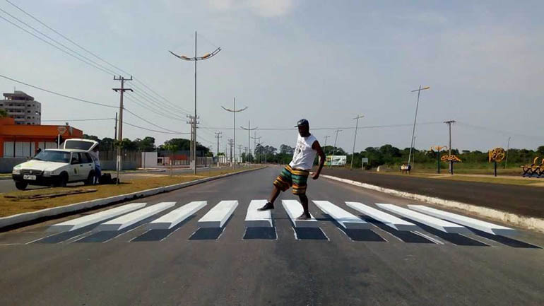 Grafiteiros pintam faixas de pedestres 3D para 'educar' motoristas em Mato Grosso