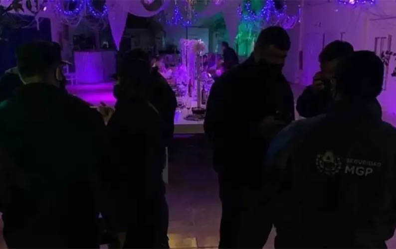 Policiais sÃ£o confundidos com strippers ao barrar festa de swing em aÃ§Ã£o contra covid