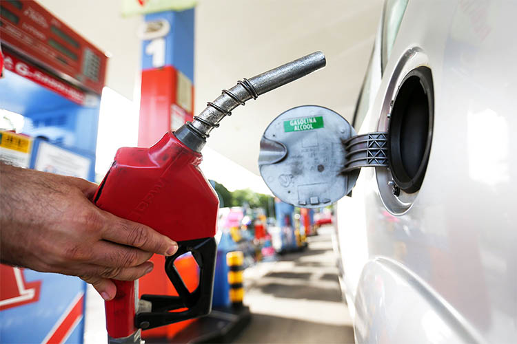 Gasolina: preÃ§o deve cair 9 centavos na Capital