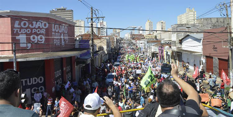 Greve geral contra reformas de Temer leva milhares Ã s ruas em Campo Grande