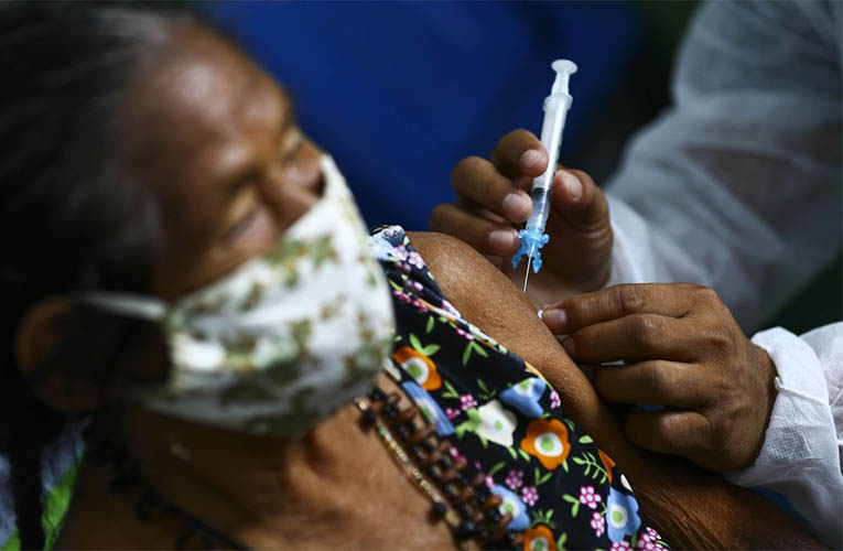 Milhares de doses de vacina rejeitadas por Ã­ndios em MS vÃ£o para outros grupos