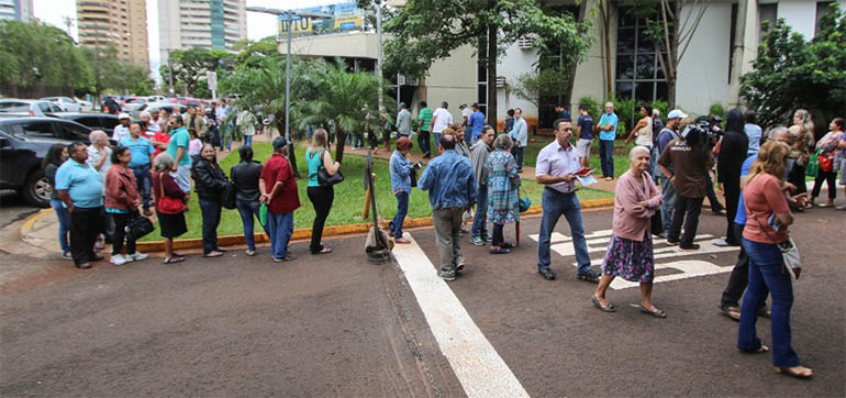 CobranÃ§a da taxa do lixo adiada gera imensa fila na Prefeitura de Campo Grande