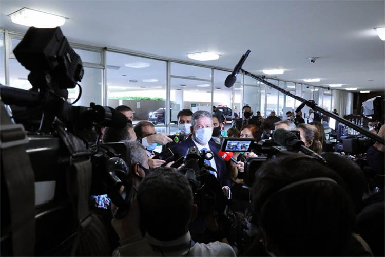 Em dia de tanques nas ruas, CÃ¢mara rejeita voto impresso e derrota de Bolsonaro