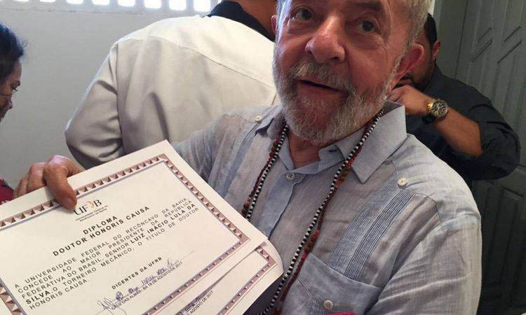 Diploma exibido por Lula com erros de portuguÃªs vira piada na internet