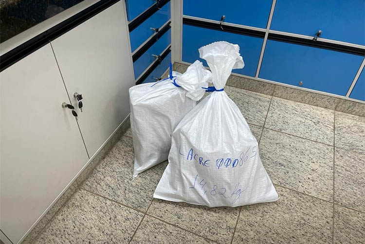Mulher Ã© presa pela PF com maconha na bagagem, no Aeroporto de Campo Grande