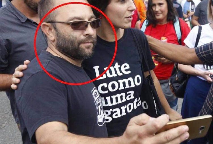 Manuela D'Ãvila quer saber quem fez selfie com ela e gritou: 'Aqui Ã© Bolsonaro'