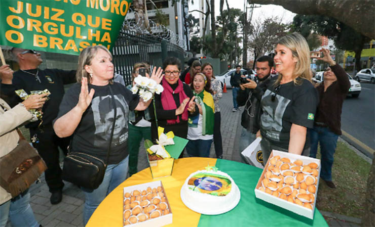 'Coxinhas' comemoram com coxinhas aniversÃ¡rio de 45 anos do juiz SÃ©rgio Moro