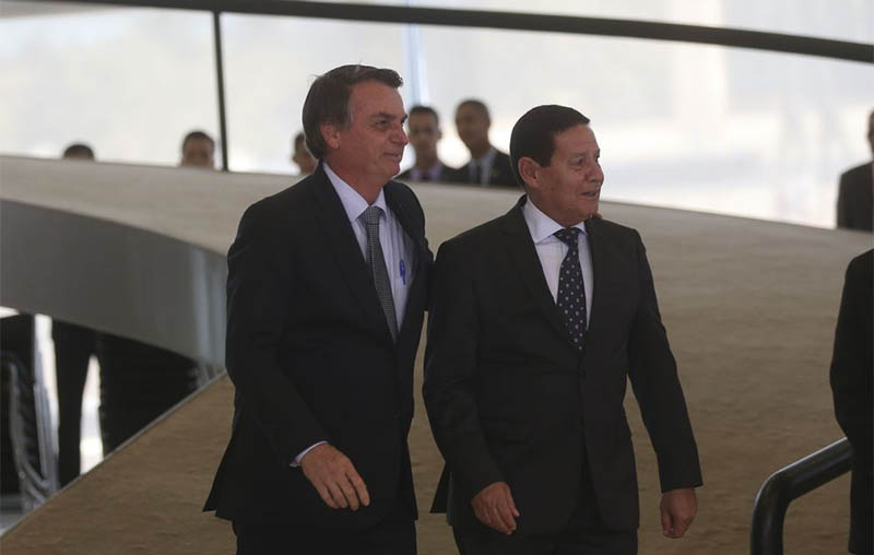 Anatel autoriza GSI a bloquear celulares onde Bolsonaro e MourÃ£o estiverem