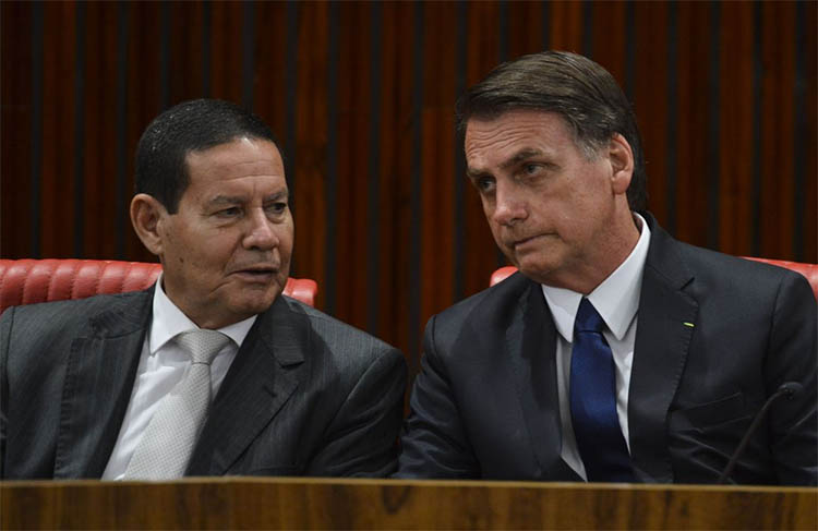 ForÃ§as Armadas nÃ£o aceitam tentativas de tomada de poder, diz Bolsonaro em nota