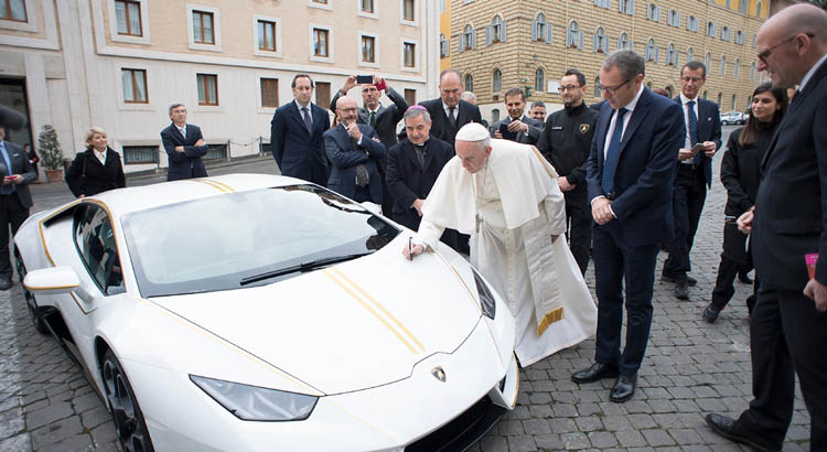 Papa ganha Lamborghini e vai leiloar o carrÃ£o para ajudar projetos sociais