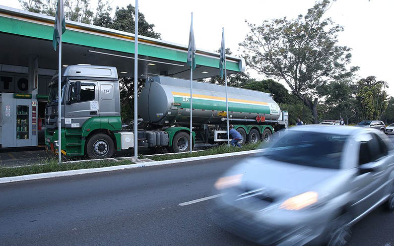 Petrobras reduz em 4,66% o preÃ§o da gasolina para distribuidoras nesta sexta-feira