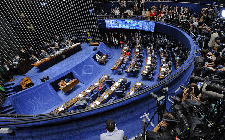 Senado aprova fim do foro privilegiado, mas protege parlamentares contra prisÃ£o