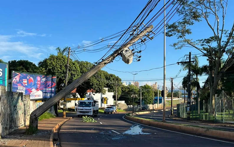 Batida deixa poste pendurado por fios na Avenida Zahran, em Campo Grande