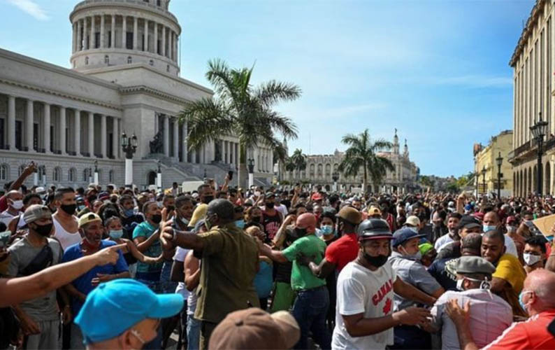 Semana comeÃ§a com protestos inÃ©ditos em Cuba contra a ditadura: vÃ­deo