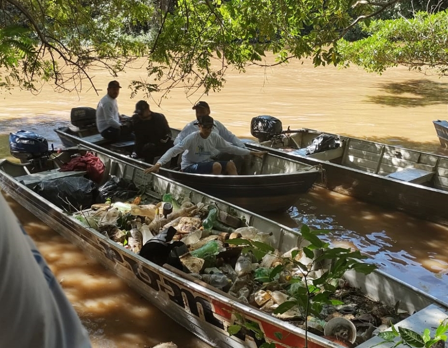 'Pescaria ecolÃ³gica' retira lixo do rio Negro
