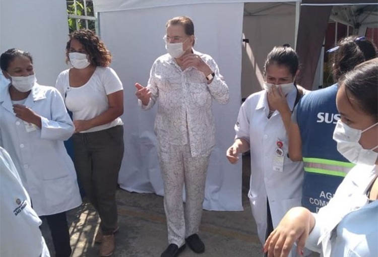 Silvio Santos na fila da vacina em SP
