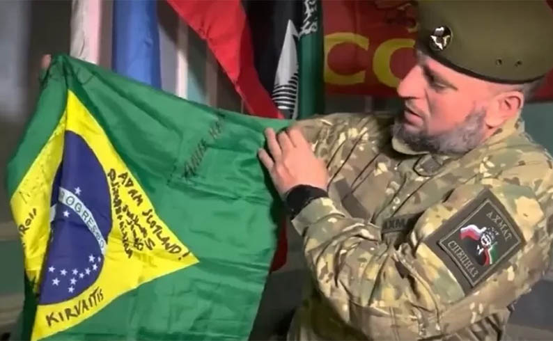 Aliados da RÃºssia exibem em vÃ­deo bandeira de brasileiro morto na guerra contra a UcrÃ¢nia