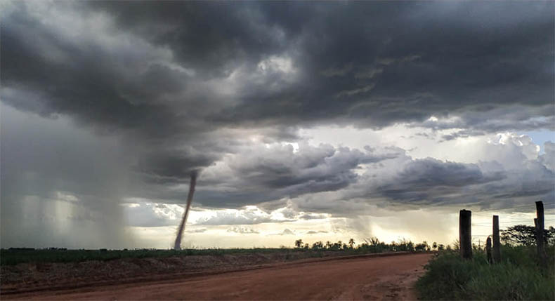 Tornado Ã© filmado em Ã¡rea rural de MS