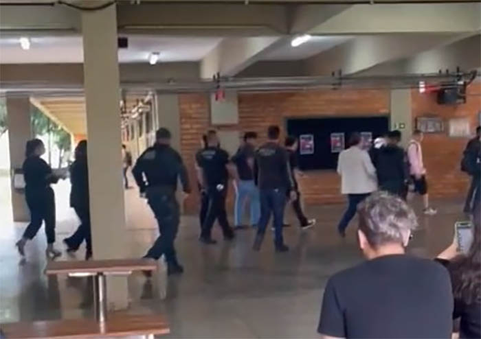 Estudante que teria feito ameaÃ§a de 'massacre' na UCDB, sai do local sob escolta policial