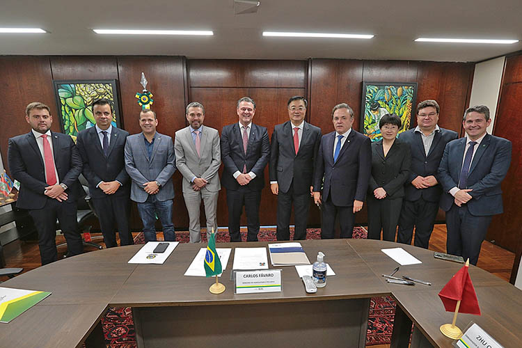 Vander Loubet pede a embaixador da China habilitaÃ§Ã£o de mais frigorÃ­ficos do Brasil